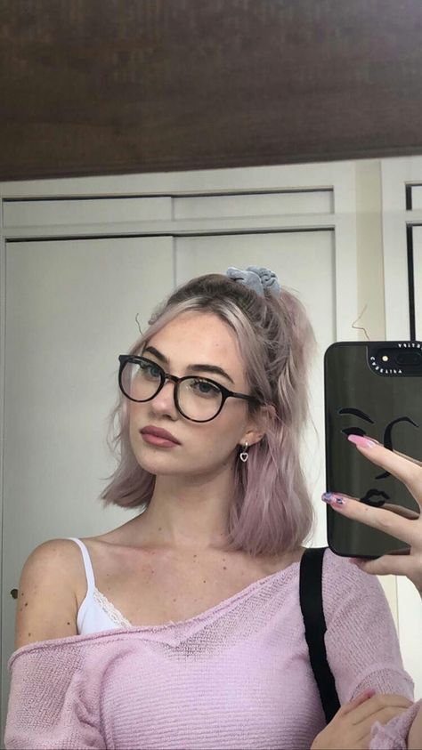 Trending Specs For Women, Short Hairstyle Cute, Celebrity Faceclaims, Unique Glasses Frames, Bluelight Glasses, Glasses Ideas, Classy Glasses, Glasses Inspiration, Chic Glasses