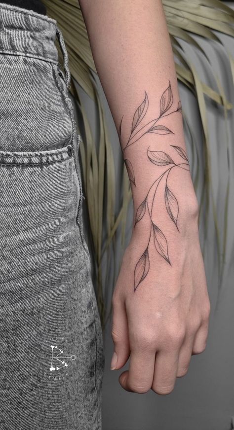 Arm Wrap Tattoo, Rosen Tattoo Frau, Wrap Around Wrist Tattoos, Around Arm Tattoo, Wrap Around Tattoo, Wrap Tattoo, Vine Tattoos, Tato Lengan, Arm Tattoos For Women