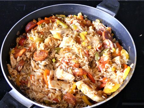 Jambalaya au poulet et chorizo | La Malle à recettes … Jambalaya, Chorizo, Paella, Sauce, Meat, Chicken, Ethnic Recipes, Color, Quiche