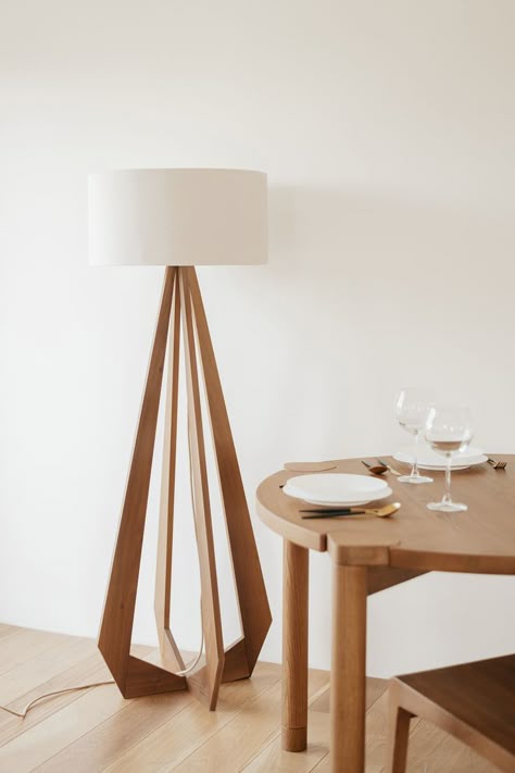 Walnut wood floor lamp with natural burlap cable and soft white lampshade Oak Floor Lamp, Walnut Wood Floors, Lighting Units, Lampshade Fabric, Rustic Wood Crafts, Wood Lamp Design, Nice Furniture, White Lampshade, Wood And Fabric