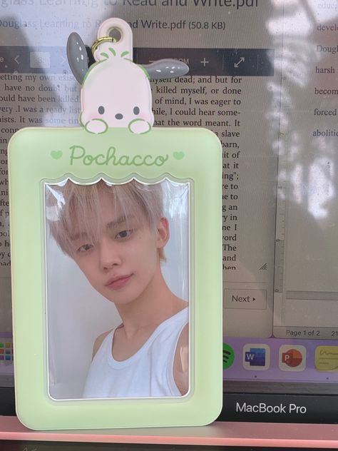 Sanrio Pc Holder, Macbook Studying, Sanrio Photocard Holder, Sanrio Photocard, Pochacco Keychain, Yeonjun Photocard, Aesthetic Yeonjun, Wallpaper Sanrio, Green Pc