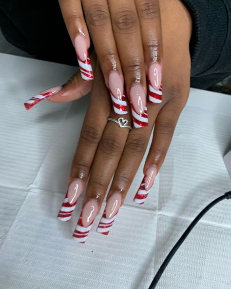 VA 18. Nail Tech Mani on Instagram: “candy cane frenchies ❤️ B O O K N O W🤍 15% off c o d e : SNOW #manifestedit💅🏽 @manifestedby.mani service: creative freestyle add…” Candy Cane Acrylic Nails, Candy Cane French Tip Nails, Candy Cane Nail Art, Nails Xmas, Candy Cane Nails, A I, Classy Nails, Nail Games, French Tip Nails