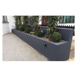 Grey rendered raised bed in Wimbledon - Contemporary - Garden - Surrey - by Ayegardening Ltd | Houzz UK Garden Walls, Patio Steps, Grey Gardens, Side Garden, Contemporary Garden, Raised Bed, Bedding Plants, Back Garden, Raised Beds