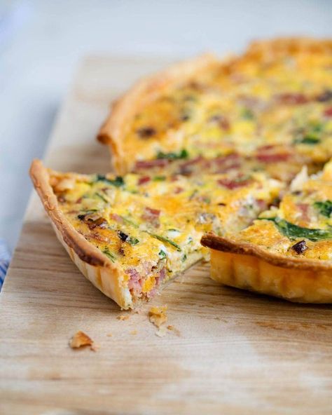 This ham and cheese quiche is made with a pie crust base, eggs, spinach, ham and cheese in the filling. Only takes 10 minutes to prep and is perfect for Sunday brunch or holiday mornings! #quiche #ham #cheese #breakfast #brunch #breakfastrecipes #brunchrecipes #eggs #recipes #iheartnaptime Ham Quiche Recipe, Quiche Recipes Healthy, Quick Quiche, Ham Quiche, Cheese Quiche Recipe, Ham And Cheese Quiche, Easy Quiche, Breakfast Quiche Recipes, Quiche Recipes Easy