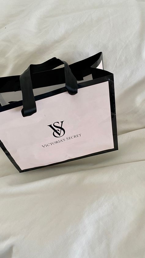 Victoria Secret Shopping, Baby Pink Bag, Aesthetic Princess, Bed White, Pilates Princess, Victoria Secrets, Victoria Secret Bags, Best Funny Videos, Luxurious Bedrooms