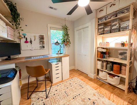 Is that a clean and functional macrame workspace I spy? 👀 If you know me you know I’m a messy little ADHD monster and my house is typically exploding from top to bottom with macrame supplies. I moved into a new place in February and haven’t figured out how to make my workspace work for me…UNTIL NOW! 🤞🤞 The biggest change? The standing desk. I noticed I was bringing a lot of my work to my kitchen counter so I decided to redesign my workspace in a way that flowed with my creative process. I’ Macrame Workspace, Functional Macrame, Macrame Supplies, My Workspace, New Place, Craft Room Organization, I Spy, Room Organization, My Kitchen