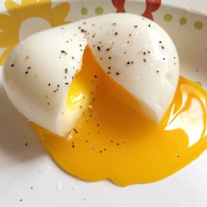 magical hard-boiled egg w/ soft yolk. the best of a fried egg without the yucky crusties and without the undercooked whites. MUST TRY Roti Bakar, Foodie Breakfast, Telur Rebus, Healthy Eggs, What's For Breakfast, Hash Browns, Think Food, Boiled Egg, Phase 2