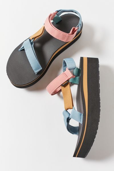 Teva Sandals Outfit, Teva Sandal, Teva Flatform, Teva Sandals, Hiking Sandals, Look Chic, Shoe Game, Cute Shoes, Platform Sandals