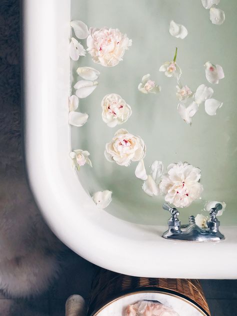 Bath Goals, Bath Aesthetic, Bath Photography, Indie Lee, South Shore Decorating, Modern Farmhouse Living, Dream Bath, In The Bathtub, Flower Bath