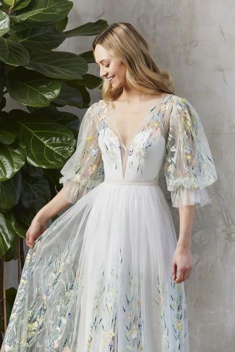 Savin London, Embroidered Wedding Gown, Old Dress, Embroidered Wedding Dress, Floral Wedding Dress, Embroidered Wedding, Luxury Bridal, London Wedding, Gorgeous Gowns