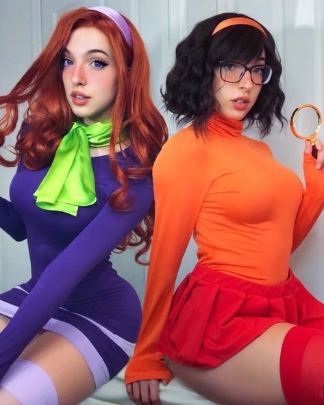 Chihiro Cosplay, Steampunk Halloween Costumes, Velma Cosplay, Velma Scooby Doo, Daphne And Velma, Velma Dinkley, Daphne Blake, Duo Halloween Costumes, Amazing Cosplay