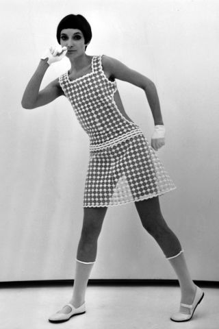 14 amazing vintage Courrèges, photos from 1960: Futuristic Fashion Design, 60s Mod Fashion, Space Age Fashion, Andre Courreges, Style Année 60, Middle Eastern Fashion, Bonnie Cashin, Fashion 1960s, Richard Avedon