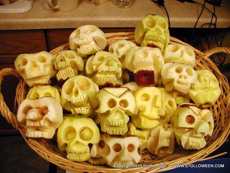 Making shrunken apple heads is a lot of fun and carving the simple faces on the apples really does help develop your sculpting and three di... Halloween Food Hacks, Carving Apple, Apple Head Dolls, Fun Halloween Desserts, Shrunken Heads, Anti Christmas, Halloween Apples, Shrunken Head, Apple Head