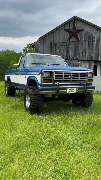 Old Cars And Trucks, Ford Square Body Trucks, Old Country Trucks, Old Ford Trucks Vintage, Old Trucks Vintage, Blue Ford Truck, Old Trucks Chevy, 1985 Ford F150, Squarebody Truck