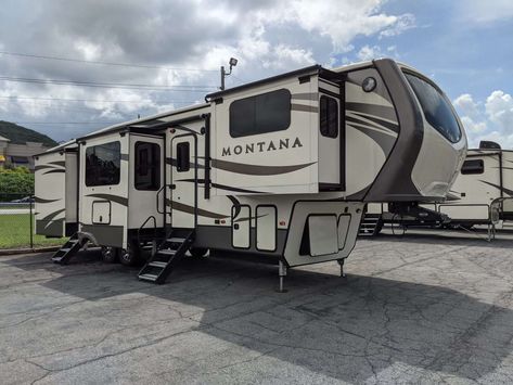 Is Montana a Good Fifth Wheel? - Mortons on the Move Montana Fifth Wheel, Rv Updates, Fifth Wheel Living, Grand Design Rv, 5th Wheel Camper, Dream Camper, Fifth Wheel Campers, Hit The Road Jack, Front Living Room