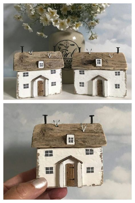 Craft Houses, Paint Stick Crafts, Driftwood Houses, Art Coquillage, Small Wooden House, Painted Door, Driftwood Projects, Mini Houses, Winter Cottage