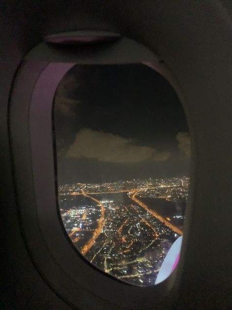 #flight #window #night #inspofashion #pic #pictures #tiktok #aesthetic #thesummeriturnedpretty #fashion Flight To Korea Aesthetic, Flight Window Pics Aesthetic, Flight Window Pics Night, Aesthetic Flight Pics, Night Flight Window, Flight Window Pics, Flight To Korea, Plane Window View, Places Photos