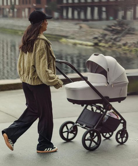 Venicci Claro available in 4 different colours. On display in store. #venicci #pram #stylish #babylandfife Double Prams, Twin Pram, Baby Storage, Baby Pram, Baby Moses Basket, Toddler Car Seat, Prams And Pushchairs, Car Seat Stroller, Dolls Prams