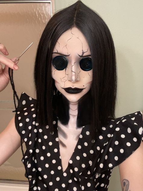 Coraline Halloween Costume, Coraline Costume, Horror Halloween Costumes, Horror Costume, Cute Halloween Makeup, Pretty Halloween Costumes, Couples Halloween Outfits, Holloween Costume, Halloween Makeup Inspiration