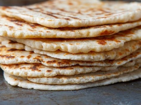 IStock / bhofack2 Antes de comenzar no te pierdas esta receta de pay de elote y queso crema, ¡en licuadora! La harina de avena desde hace unos años se ha vuelto cada vez más popular y es que todos queremos seguir comiendo rico pero más sano,  ¿apoco no? Una forma fácil de hacerlo es sustituyendo la harina de trigo por harina de avena, llena de fibra, sin gluten y mega deliciosa. En este listado encontrarás algunas ideas deliciosas con harina de avena, perfectas para comer, desayunar, de postre o Easy Breads, Low Calorie Tortilla, Mediterranean Flatbread, Gluten Free Pita, Savory Breads, Candy Apple Recipe, Pita Bread Recipe, Mint Yogurt, Apple Recipe