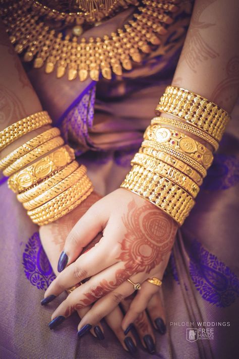 Bangles Packing Ideas, Gold Necklace For Bride, Bangel Design, Rustic Wedding Jewelry, Bride On Wedding Day, Necklace For Bride, Beautiful Bangles, Gold Bangles Indian, Gold Bangles For Women