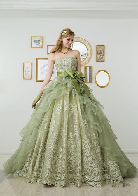 15 Quinceanera, Beautiful Gown Designs, Ball Gowns Fantasy, Crown Drawing, Princesa Tiana, Fairytale Gown, Green Things, Fashion Gowns, Sweet Moments