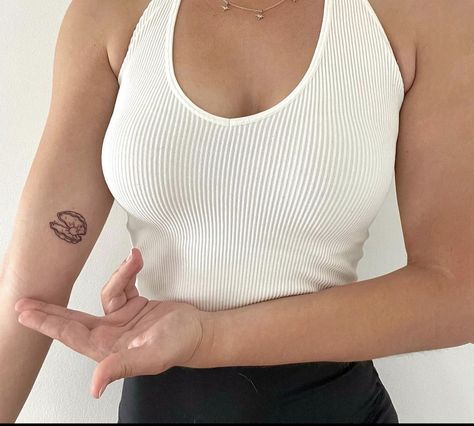 H2o Tattoo, Oyster Tattoo, Pearl Tattoo, Cute Simple Tattoos, Small Girly Tattoos, Pearl Oyster, Oyster Pearl, Girly Tattoos, Aesthetic Tattoo