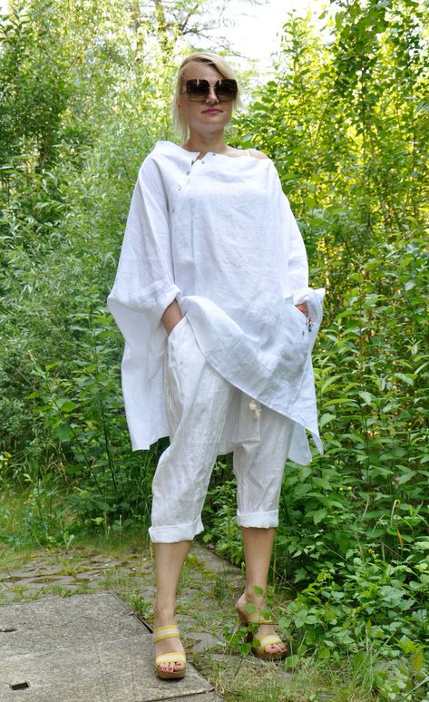 White Tunic Linen Tunic Women Tunic Plus Size Clothing | Etsy White Beach Outfit, White Linen Outfit, Asymmetric Tunic, High Waisted Pants Outfit, Plus Size Linen, Capri Set, Set Plus Size, Oversized Tops, Linen Tunic Tops