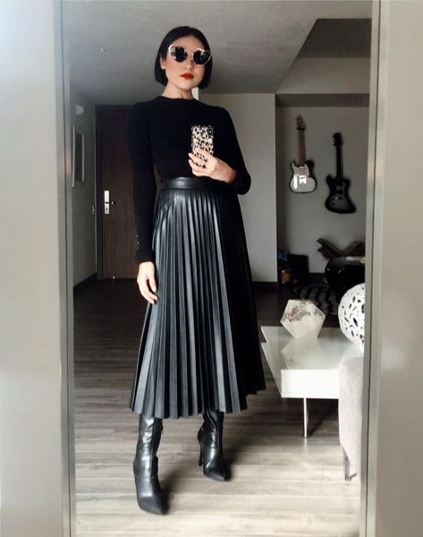 Black Pleated Leather Skirt Outfit, Faux Leather Pleated Skirt Outfit, Black Leather Pleated Skirt Outfit, Leather Pleated Skirt Outfit, Skirts Leather, Pleated Skirt Outfit, Leather Skirt Outfit, Sleek Dress, Leather Pleated Skirt