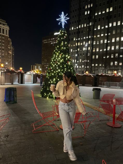 Christmas Photo Instagram, Poses With Christmas Tree, Christmas Lights Poses, Christmas Tree Poses Instagram, Christmas Photo Ideas Instagram, Christmas Tree Poses, Coco Outfit, Christmas Lights Photoshoot, Christmas Instagram Post