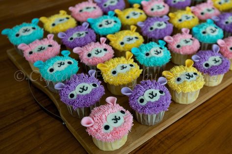 55+ Lovely Llama Crafts, Printables, SVG's DIY's, Food and Gift Ideas - Hello Creative Family Lama Cupcakes, Alpaca Cupcakes, Llama Cupcakes, Llama Party Ideas, Llama Cake, Llama Party, Llama Birthday, Magic Cake, Llama Drama