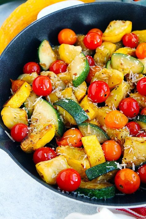 Yellow Zucchini Recipes, Sauteed Summer Squash, Sauteed Yellow Squash, Summer Squash Recipes, Yellow Squash Recipes, Sauteed Zucchini, Zucchini Squash, Chicken Zucchini, Easy Summer Meals