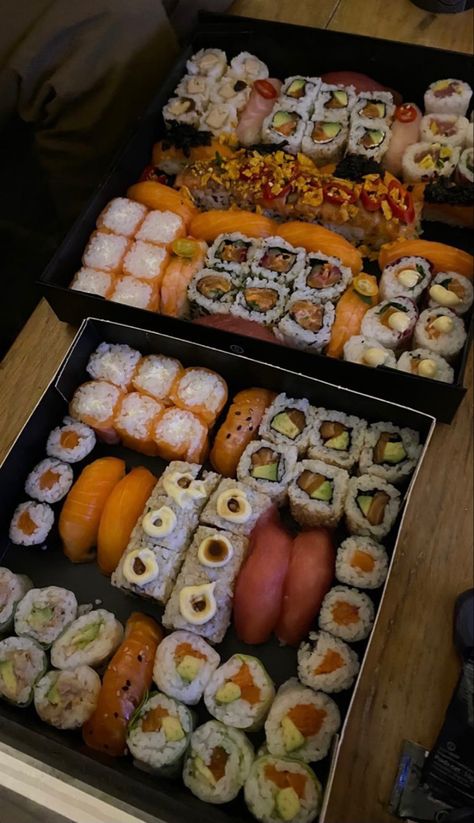 Sushi Recipes, Think Food, Food Recepie, Food Goals, Cannoli, Food Obsession, Cafe Food, Interesting Food Recipes, Pretty Food