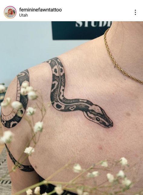 A Snake Tattoo, Artsy Tattoos, Shoulder Blade Tattoo, Serpent Tattoo, Petit Tattoo, Snake Tattoo Design, Upper Arm Tattoos, Ball Python, Snake Tattoo