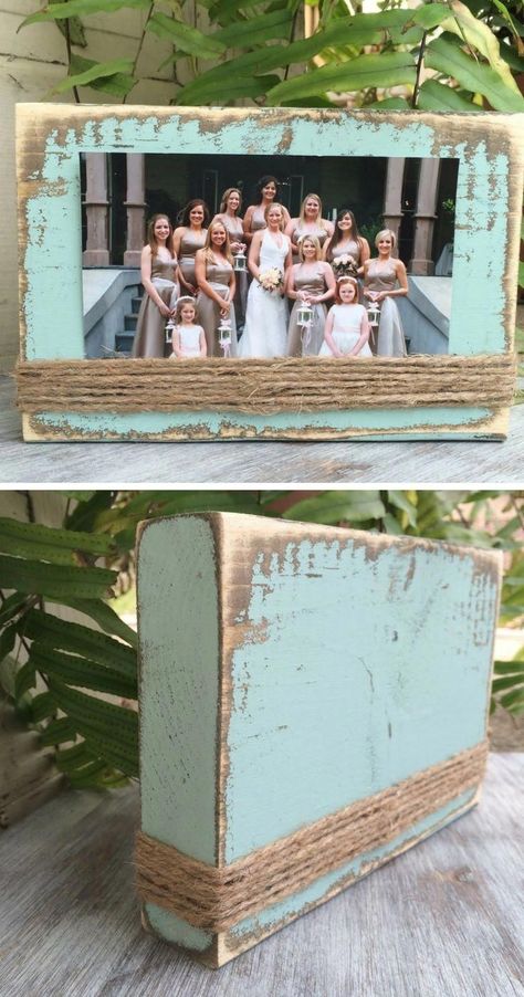 Cadre Photo Diy, Picture Frame Wood, Simple Farmhouse, Wood Block Crafts, Rustic Picture Frames, Rustic Pictures, Farmhouse Style Decor, Diy Picture Frames, Scrap Wood Projects