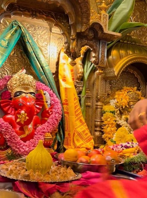 Siddhivinayak Ganesha, Siddhivinayak Temple, Marathi Calligraphy, Bollywood Updates, Shri Ganesh, Best Friend Poses, Ganesha Pictures, Nick Jonas, Friend Poses