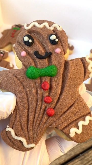 Gloria Ruiz on Instagram: "Familia, get your cafecito ready!☕️ This December I’ll be bringing back the Gingerbread Man Conchas 🎄✨

#conchas #concha #veganconchas #christmas #gingerbread #gingerbreadman #baking #foodart #art #kawaii #chicano #chicana #inglewood #losangeles" The Gingerbread Man, Art Kawaii, Cookie Tins, Christmas Gingerbread, Sweets Treats, Gingerbread Man, Christmas Cookies, Food Art, Gingerbread