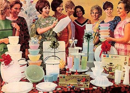 Ladies surrounding the display table at a Tupperware Party. Tupperware Party, Barbie Vintage, Vintage Memory, Photo Vintage, Vintage Life, Vintage Tupperware, Sweet Memories, Great Memories, The Good Old Days