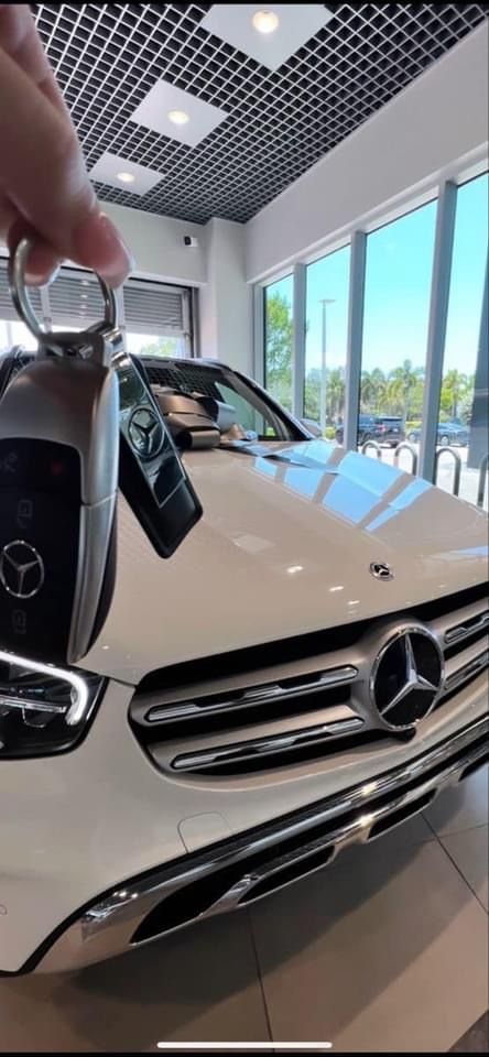 Mercedes Benz White Car, Mercedes Benz White Luxury Cars, Cream Mercedes Benz, White Benz Aesthetic, Marsadise Car, Mercedes Vision Board, Mercedes C300 2023, Mercedes Suv 2023, 2023 Mercedes Glc