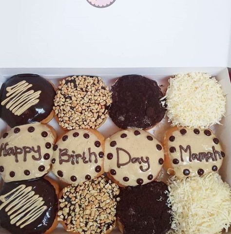 Donat Glaze, Fancy Donuts, Menu Cafe, Dessert Design, Birthday Donuts, Custom Birthday, Brownies, Donuts, Dough