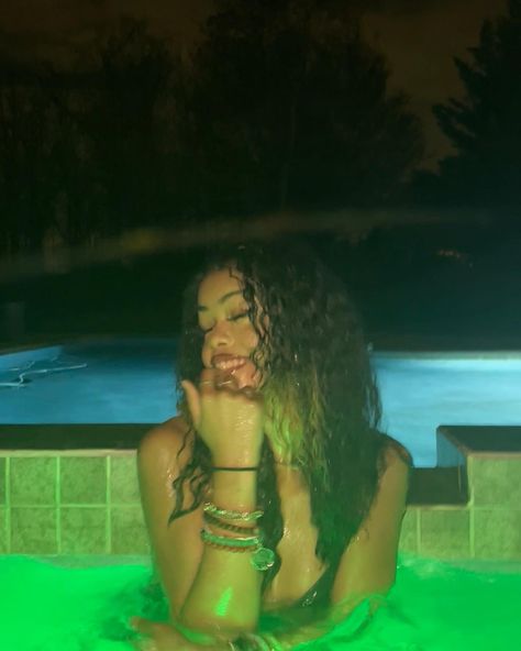 Hot Tub Pictures Poses Instagram, Hot Tub Instagram Pictures, Hot Tub Pictures Poses Night, Hot Tub Pics Instagram, Pool Pics Instagram Night, Hot Tub Poses, Hot Tub Photoshoot Ideas, Tub Poses, Hot Tub Photoshoot