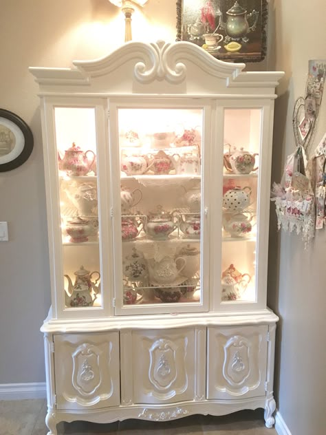 Tea Set Display Cabinet, Fine China Display, White China Cabinet, French Cottage Living Room, China Cabinet Decor, White China Cabinets, Vintage Display Cabinet, Vintage China Cabinets, Cocina Shabby Chic