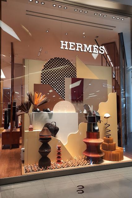 Hermes Window, Fashion Window Display, Siam Paragon, Window Display Retail, Show Window, Decoration Vitrine, Fashion Displays, Store Window Display, Windows Display