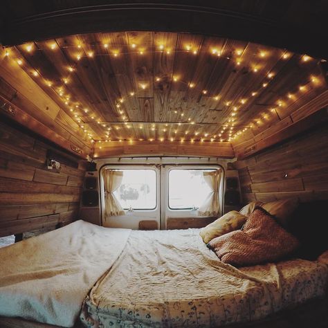 Back of a van turned into snug sleeping spot Renovated Van, Van Remodel, Vw T3 Camper, Ducato Camper, Van Interiors, Volkswagen Camper Van, Best Bedroom Designs, Camper Van Ideas, Kombi Home