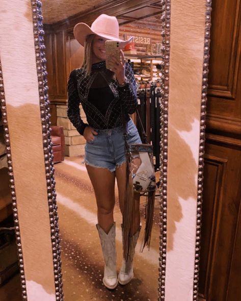 Outfits With Cowgirl Boots And Jeans, Trendy Cowgirl Outfits, Concert Jeans, Western Ootd, Coastal Cowgirl Outfit, Cowgirl Boots Outfit, Fashion Cowboy Boots, Womens Cowgirl Boots, Western Wear Outfits