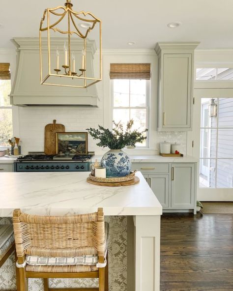 Southern Kitchen Design, Grandmillenial Kitchen, Traditional Southern Home Decor, Southern Living Kitchen, Light In The Kitchen, Finding Lovely, Traditional Southern Home, Traditional Kitchen Decor, Decor Kitchen Ideas