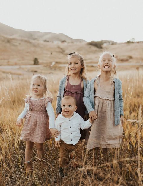 Family Photos: Tips and Tricks | Parker Baby Co. Sibling Photo Outfits, Graduate Pictures, Neutral Family Photos, Fam Goals, Fam Photos, Sibling Photos, Christmas Picture, Coordinating Outfits, Baby Co