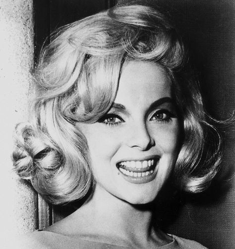 Virna Lisi, 1960s Hair, Mae West, Gene Kelly, Italian Beauty, Italian Actress, Retro Girls, Dita Von Teese, Jolie Photo