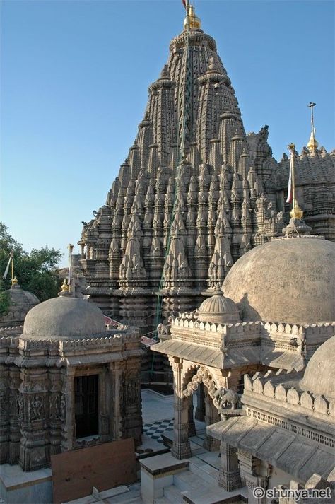 Gujarat Temple, Temple India, Indian Temple Architecture, India Architecture, Ancient Indian Architecture, Amazing India, Jain Temple, Temple Architecture, Religious Architecture