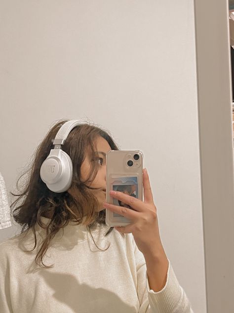 White Jbl Headphones Aesthetic, Headphone Girl Aesthetic, Jbl Headphones Aesthetic, Headphones Jbl, Headphone Girl, Headphone Outfit, White Feed, Headphones Aesthetic, Jbl Headphones